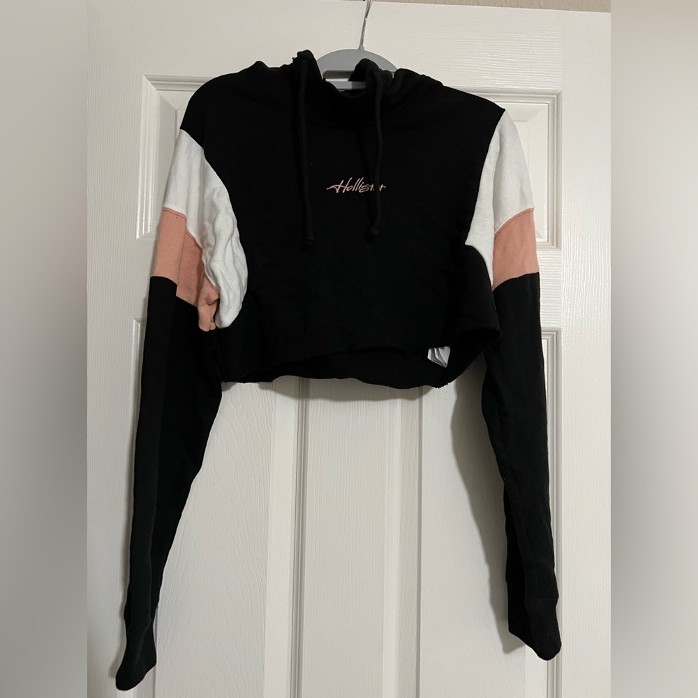 Hollister Women's Black and Pink Crop Hoodie